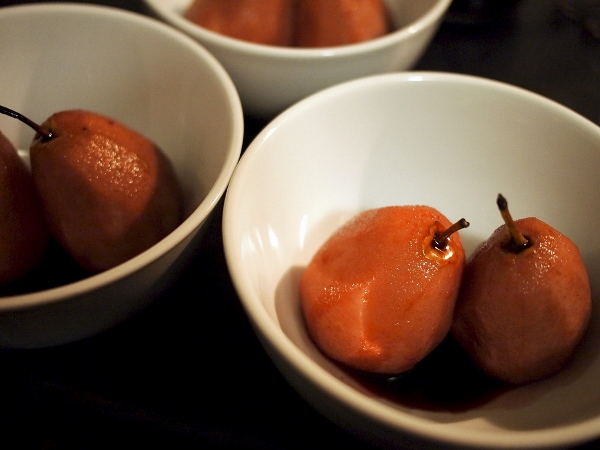 poached pears with raspberry coulis (600x450)